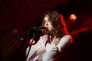 Koncert: Pracownia piosenki prezentuje - Niepozorny zaścianek - Zdjęcie przedstawia scenę w Piwnicach TCK podczas koncertu. Na scenie znajdują się wykonawcy.