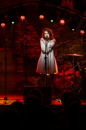 Koncert: Pracownia piosenki prezentuje - Niepozorny zaścianek - Zdjęcie przedstawia scenę w Piwnicach TCK podczas koncertu. Na scenie znajdują się wykonawcy.