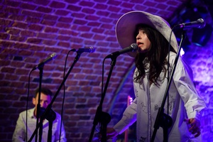 Koncert: Pracownia piosenki prezentuje - Niepozorny zaścianek - Zdjęcie przedstawia scenę w Piwnicach TCK podczas koncertu. Na scenie znajdują się wykonawcy.