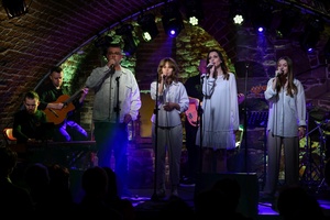 Koncert: Pracownia piosenki prezentuje - Niepozorny zaścianek - Zdjęcie przedstawia scenę w Piwnicach TCK podczas koncertu. Na scenie znajdują się wykonawcy.