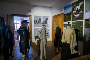 Wernisaż wystawy Przeskok - Publiczność na wernisażu wystawy, oglądająca prace studentów Wydziału Sztuki Akademii Tarnowskiej