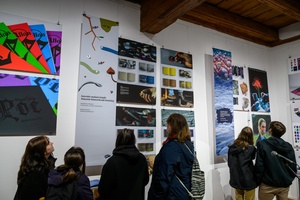 Wernisaż wystawy Przeskok - Publiczność na wernisażu wystawy, oglądająca prace studentów Wydziału Sztuki Akademii Tarnowskiej