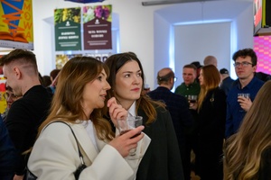 Wernisaż wystawy Przeskok - Publiczność na wernisażu wystawy, oglądająca prace studentów Wydziału Sztuki Akademii Tarnowskiej