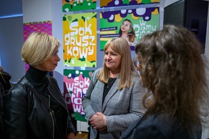 Wernisaż wystawy Przeskok - Publiczność na wernisażu wystawy, oglądająca prace studentów Wydziału Sztuki Akademii Tarnowskiej