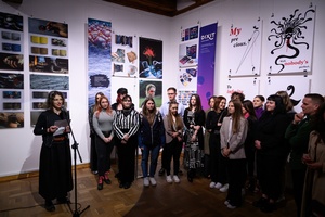 Wernisaż wystawy Przeskok - Studenci Wydziału Sztuki Akademii Tarnowskiej podczas wernisażu