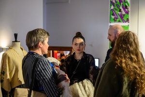 Wernisaż wystawy Przeskok - Publiczność na wernisażu wystawy, oglądająca prace studentów Wydziału Sztuki Akademii Tarnowskiej