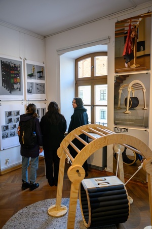 Wernisaż wystawy Przeskok - Publiczność na wernisażu wystawy, oglądająca prace studentów Wydziału Sztuki Akademii Tarnowskiej