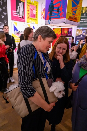Wernisaż wystawy Przeskok - Publiczność na wernisażu wystawy, oglądająca prace studentów Wydziału Sztuki Akademii Tarnowskiej
