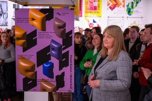 Wernisaż wystawy Przeskok - Publiczność na wernisażu wystawy, oglądająca prace studentów Wydziału Sztuki Akademii Tarnowskiej