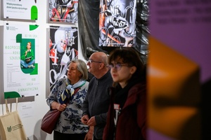 Wernisaż wystawy Przeskok - Publiczność na wernisażu wystawy, oglądająca prace studentów Wydziału Sztuki Akademii Tarnowskiej