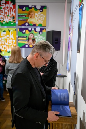 Wernisaż wystawy Przeskok - Publiczność na wernisażu wystawy, oglądająca prace studentów Wydziału Sztuki Akademii Tarnowskiej