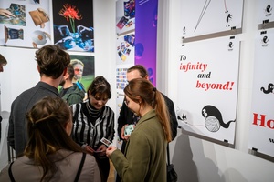 Wernisaż wystawy Przeskok - Publiczność na wernisażu wystawy, oglądająca prace studentów Wydziału Sztuki Akademii Tarnowskiej