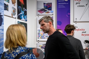 Wernisaż wystawy Przeskok - Publiczność na wernisażu wystawy, oglądająca prace studentów Wydziału Sztuki Akademii Tarnowskiej