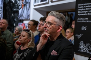 Wernisaż wystawy Przeskok - Publiczność na wernisażu wystawy, oglądająca prace studentów Wydziału Sztuki Akademii Tarnowskiej