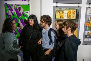 Wernisaż wystawy Przeskok - Publiczność na wernisażu wystawy, oglądająca prace studentów Wydziału Sztuki Akademii Tarnowskiej