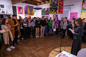 Wernisaż wystawy Przeskok - Przemowa na otwarciu, pani Dziekan AT dr Agnieszka Bartak-Lisikiewicz, w tle studenci Wydziału Sztuki