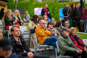 Koncert: Skubas - Duet Akustycznie - Amfiteatralna publiczność w oczekiwaniu na koncert