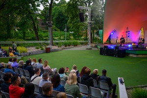 Koncert: Skubas - Duet Akustycznie - Na amfiteatralnej scenie grający na gitarach Marcin Grabiński i Skubas