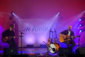 Koncert: Skubas - Duet Akustycznie - Na amfiteatralnej scenie grający na gitarach Marcin Grabiński i Skubas