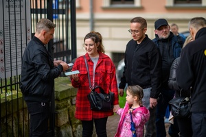 Koncert: Skubas - Duet Akustycznie - Publiczność wchodząca na koncert do Amfiteatru