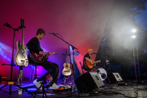 Koncert: Skubas - Duet Akustycznie - Na amfiteatralnej scenie grający na gitarach Marcin Grabiński i Skubas