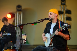 Koncert: Skubas - Duet Akustycznie - Na scenie grający na banjo i śpiewający Skubas