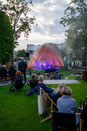 Koncert: Skubas - Duet Akustycznie - Na amfiteatralnej scenie grający na gitarach Marcin Grabiński i Skubas