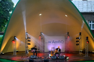 Koncert: Skubas - Duet Akustycznie - Na amfiteatralnej scenie grający na gitarach Marcin Grabiński i Skubas