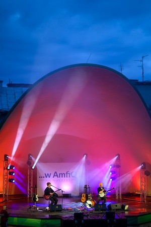 Koncert: Skubas - Duet Akustycznie - Na amfiteatralnej scenie grający na gitarach Marcin Grabiński i Skubas