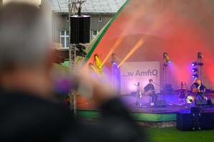 Koncert: Skubas - Duet Akustycznie - Na amfiteatralnej scenie grający na gitarach Marcin Grabiński i Skubas