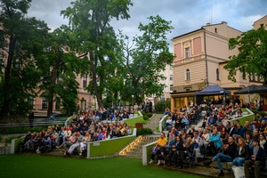 Koncert: Skubas - Duet Akustycznie - Amfiteatralna publiczność zasłuchana w piosenkach Skubasa