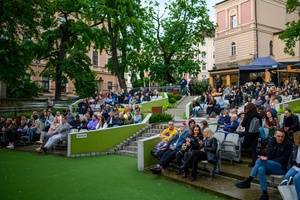 Koncert: Skubas - Duet Akustycznie - Amfiteatralna publiczność w oczekiwaniu na koncert