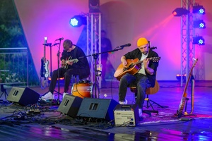 Koncert: Skubas - Duet Akustycznie - Na amfiteatralnej scenie grający na gitarach Marcin Grabiński i Skubas