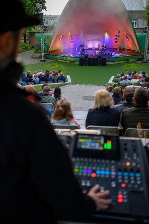 Koncert: Skubas - Duet Akustycznie - Na amfiteatralnej scenie grający na gitarach Marcin Grabiński i Skubas