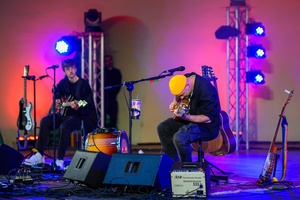 Koncert: Skubas - Duet Akustycznie - Na amfiteatralnej scenie grający na gitarach Marcin Grabiński i Skubas