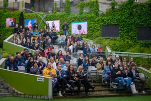 Koncert: Skubas - Duet Akustycznie - Amfiteatralna publiczność zasłuchana w piosenkach Skubasa