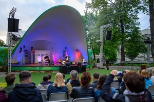 Koncert: Skubas - Duet Akustycznie - Na amfiteatralnej scenie grający na gitarach Marcin Grabiński i Skubas