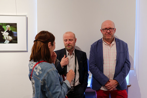 Wernisaże dzień po dniu: Agnieszka Moskal / Krzysztof Madej - Publiczność oglądająca wystawę.