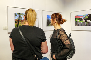 Wernisaże dzień po dniu: Agnieszka Moskal / Krzysztof Madej - Publiczność oglądająca wystawę.