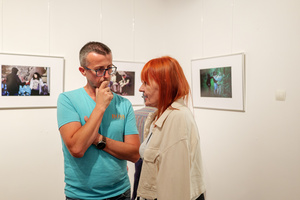 Wernisaże dzień po dniu: Agnieszka Moskal / Krzysztof Madej - Publiczność oglądająca wystawę.