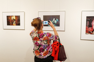 Wernisaże dzień po dniu: Agnieszka Moskal / Krzysztof Madej - Publiczność oglądająca wystawę.