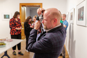 Wernisaże dzień po dniu: Agnieszka Moskal / Krzysztof Madej - Publiczność oglądająca wystawę.