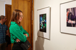 Wernisaże dzień po dniu: Agnieszka Moskal / Krzysztof Madej - Publiczność oglądająca wystawę.