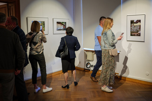 Wernisaże dzień po dniu: Agnieszka Moskal / Krzysztof Madej - Publiczność oglądająca wystawę.