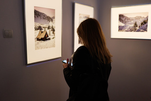 Wernisaże dzień po dniu: Bożena Kaczmarczyk / Jarosław Wrona - Publiczność oglądająca wystawę.