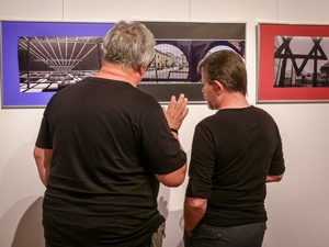 Wernisaże dzień po dniu: Gabriela Półkoszek / Jan Pękala - Publiczność oglądająca wystawę.