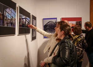 Wernisaże dzień po dniu: Gabriela Półkoszek / Jan Pękala - Publiczność oglądająca wystawę.