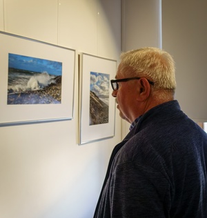 Wernisaże dzień po dniu: Gabriela Półkoszek / Jan Pękala - Publiczność oglądająca wystawę.