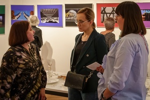 Wernisaże dzień po dniu: Gabriela Półkoszek / Jan Pękala - Publiczność oglądająca wystawę.