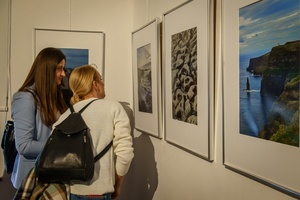 Wernisaże dzień po dniu: Gabriela Półkoszek / Jan Pękala - Publiczność oglądająca wystawę.